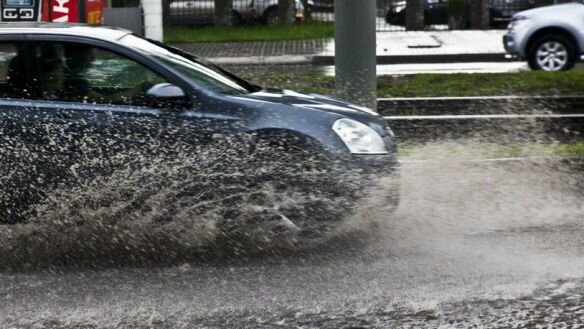 как правильно вести машину по мокрой дороге